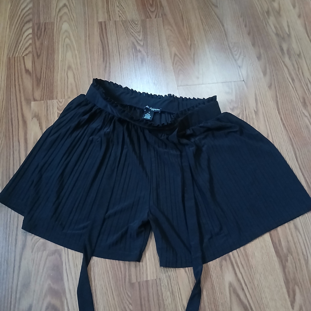Soho Apparel Black Pleated Women Shorts‎